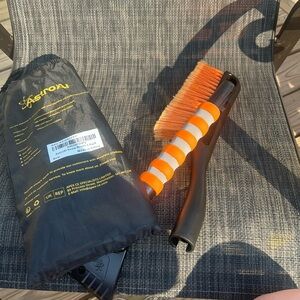 🍍 AstroAI 27 Inch Snow Brush and Detachable Ice Scraper NEW🍍EK1
